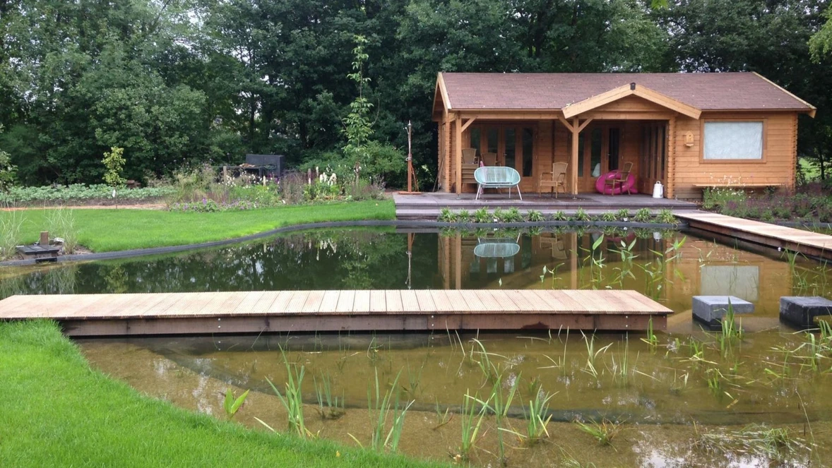 zwemvijver-met-tuinhuis